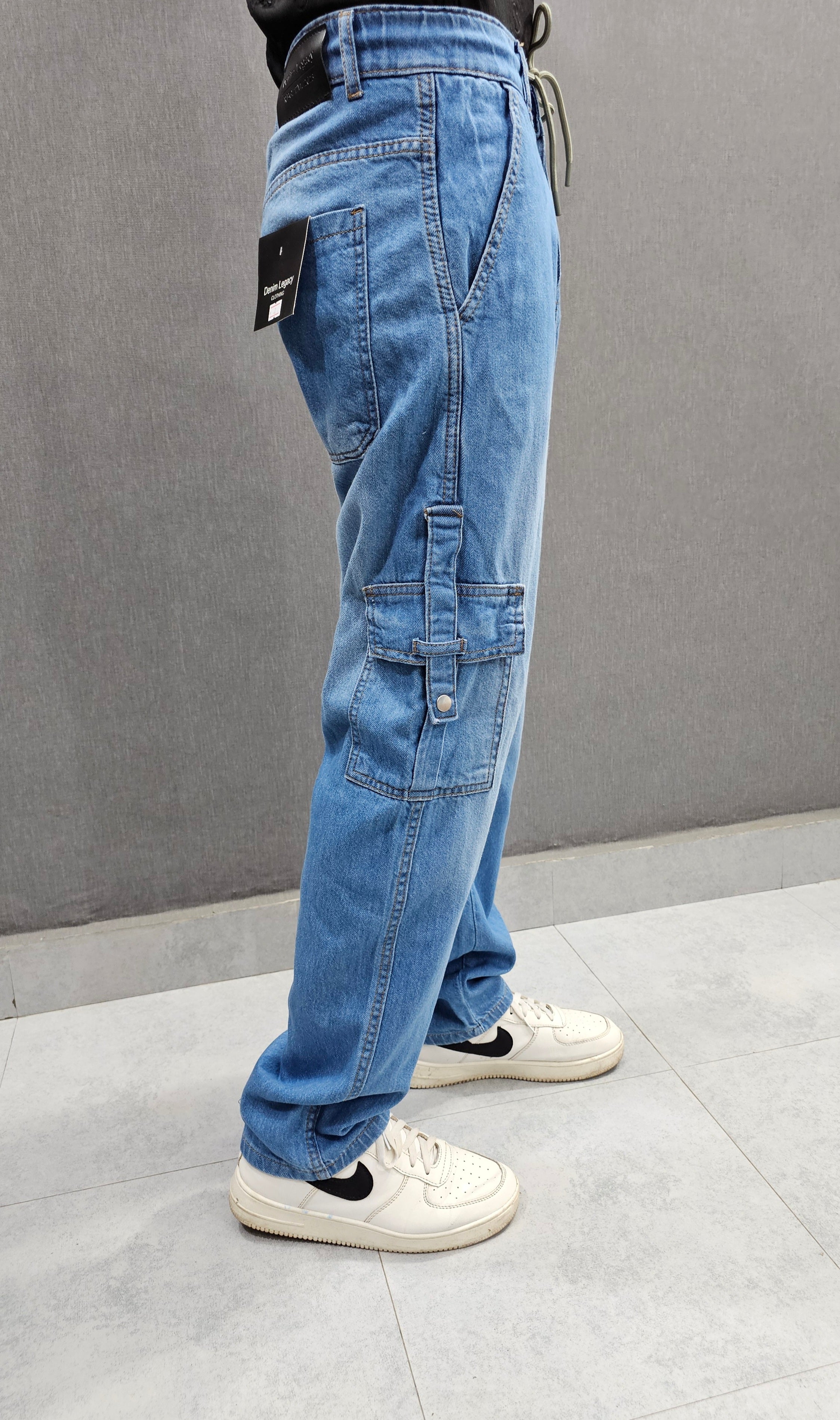Loose Fit 6 pocket Jeans closed with snap button loop, Soft comfortable non-stretch Denim, elasticated belt. Light Blue.