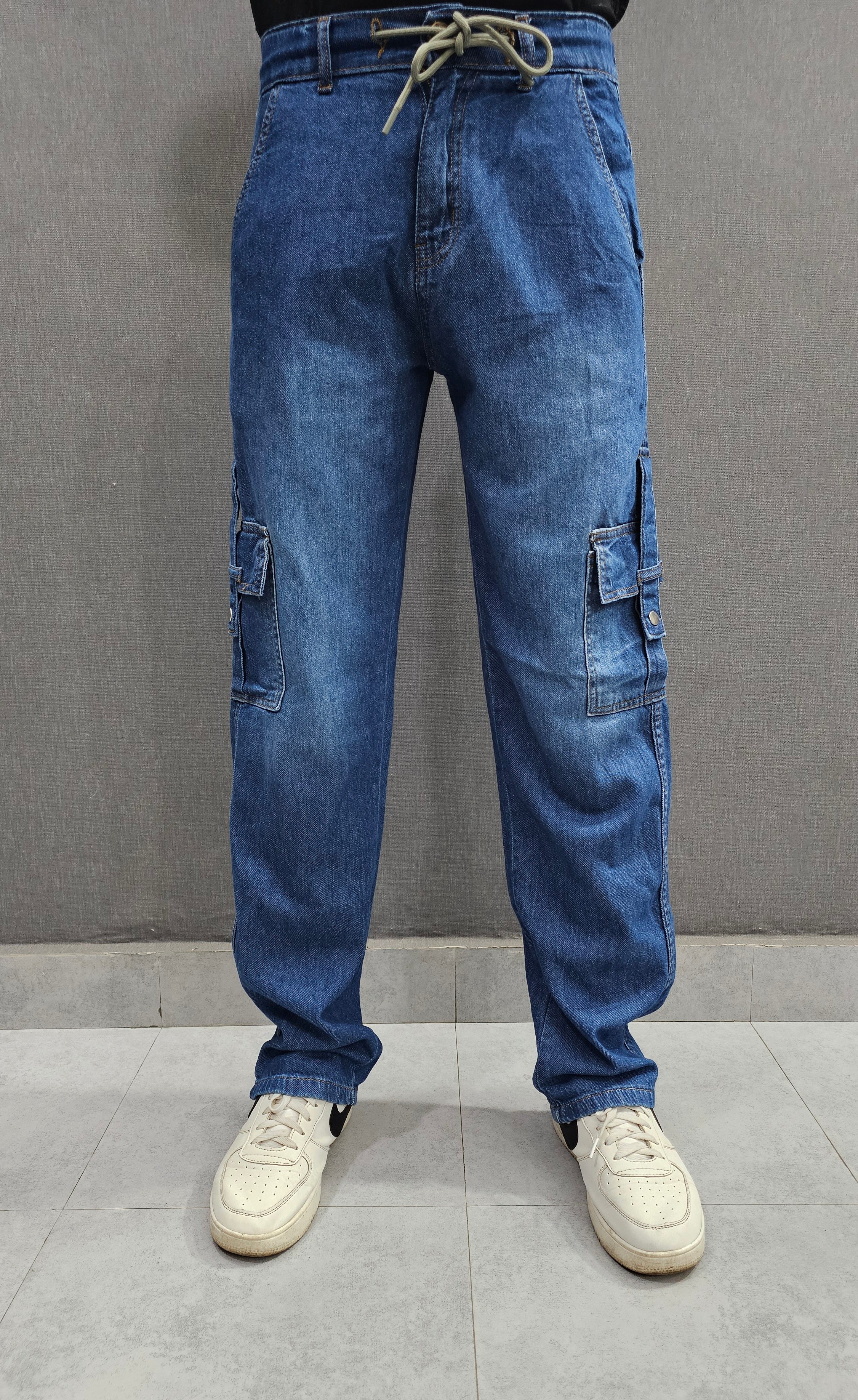 Loose Fit 6 pocket Jeans closed with snap button loop, Soft comfortable non-stretch Denim, elasticated belt. Blue.
