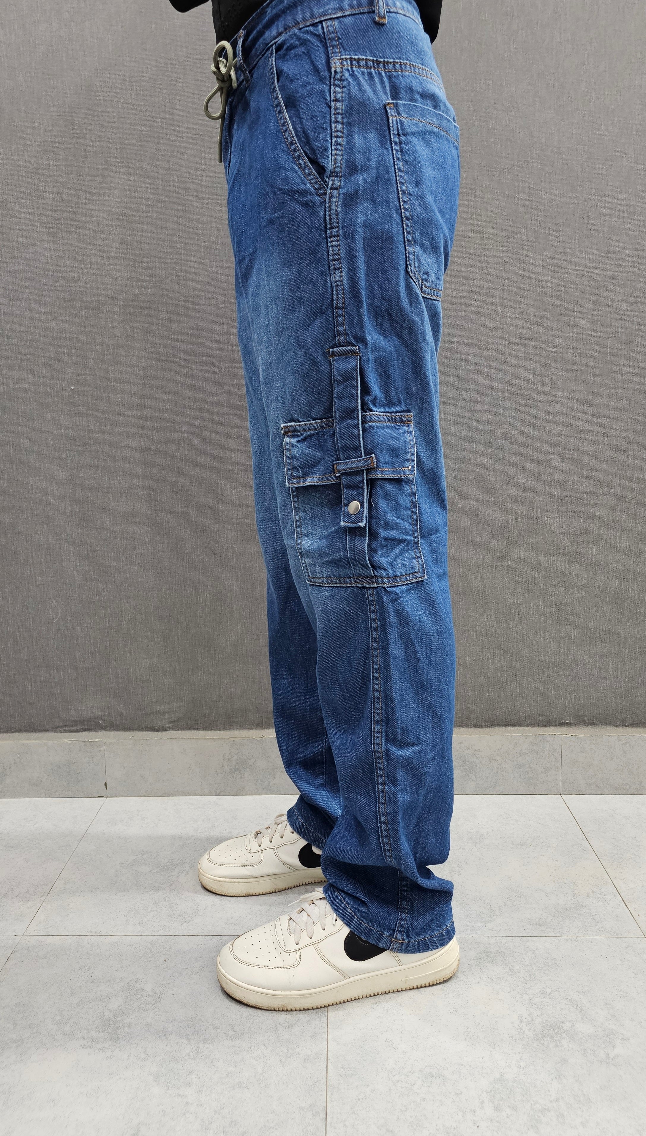 Loose Fit 6 pocket Jeans closed with snap button loop, Soft comfortable non-stretch Denim, elasticated belt. Blue.