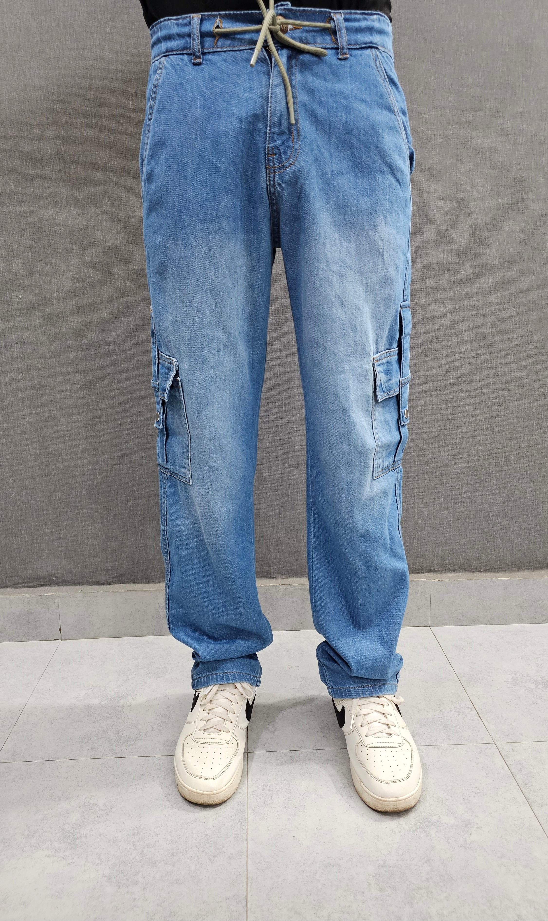 Loose Fit 6 pocket Jeans closed with snap button loop, Soft comfortable non-stretch Denim, elasticated belt. Light Blue.